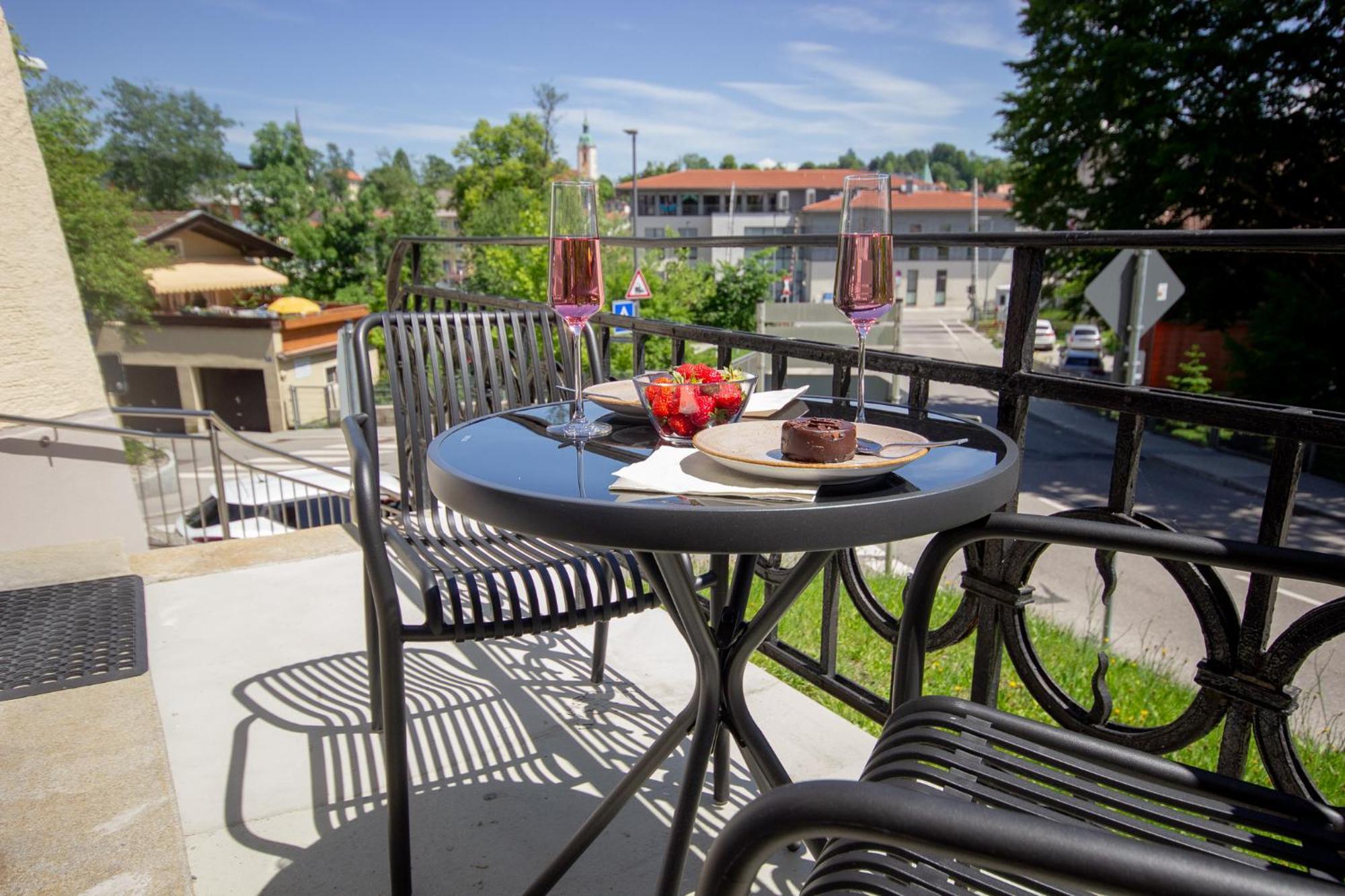 Liebelei Miesbach - Boutique-Apartment Mit Terrasse Im Zentrum Luaran gambar